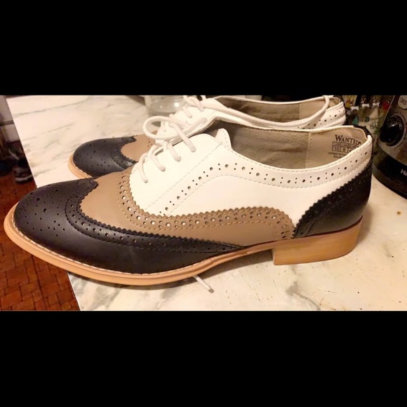 Women’s Two-Tone Oxford Shoes - Picture 3 of 5